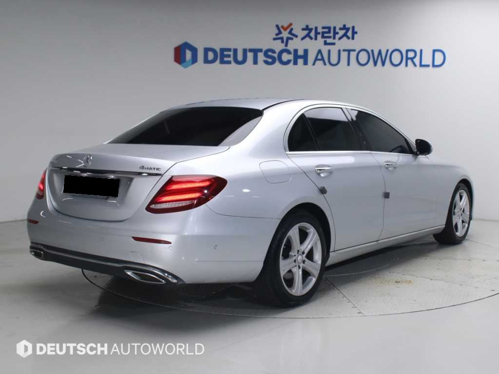 Mercedes-Benz E-Class — photo 02
