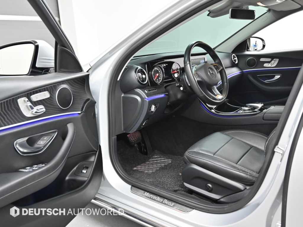 Mercedes-Benz E-Class — photo 11