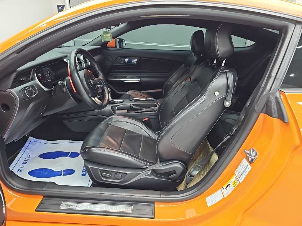Ford Mustang — photo 11