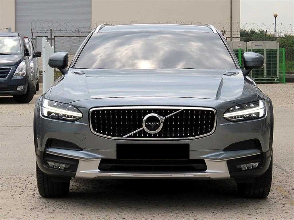 Volvo V90 — photo 01