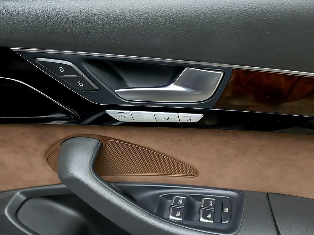 Audi A8 — photo 17