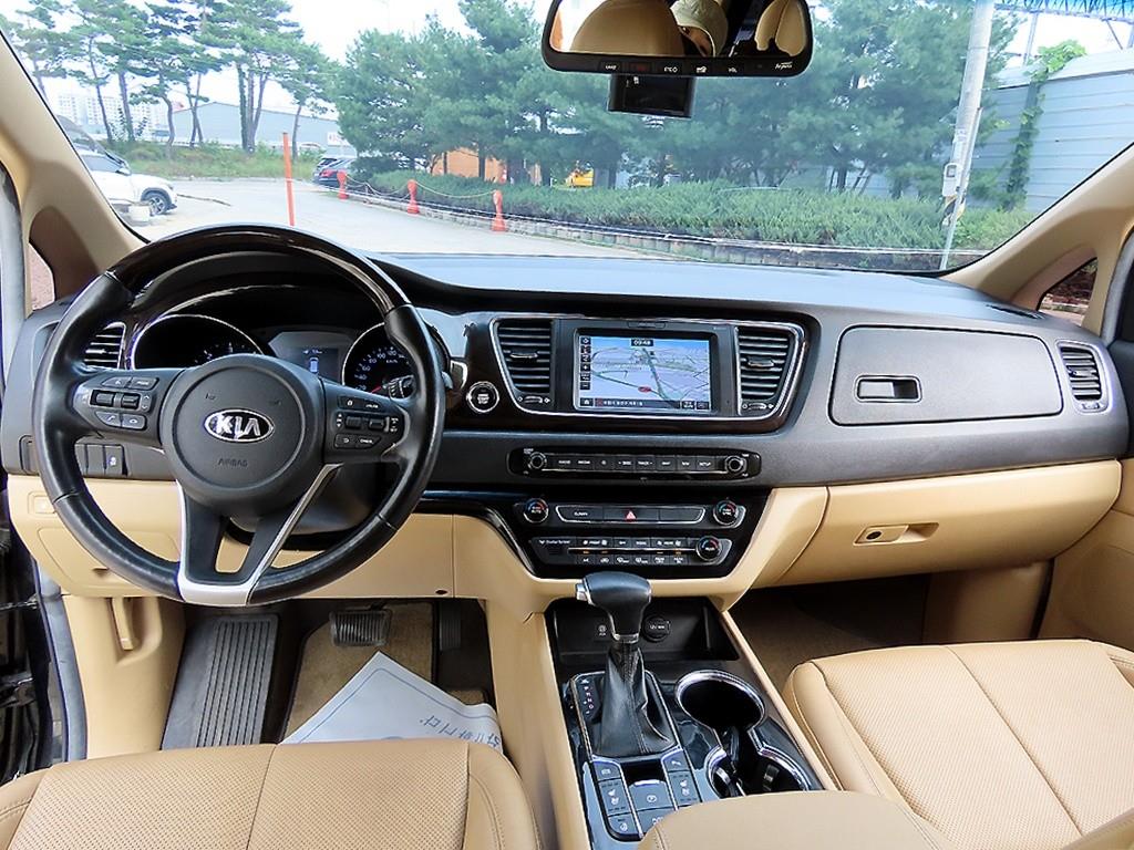 Kia Carnival — photo 08