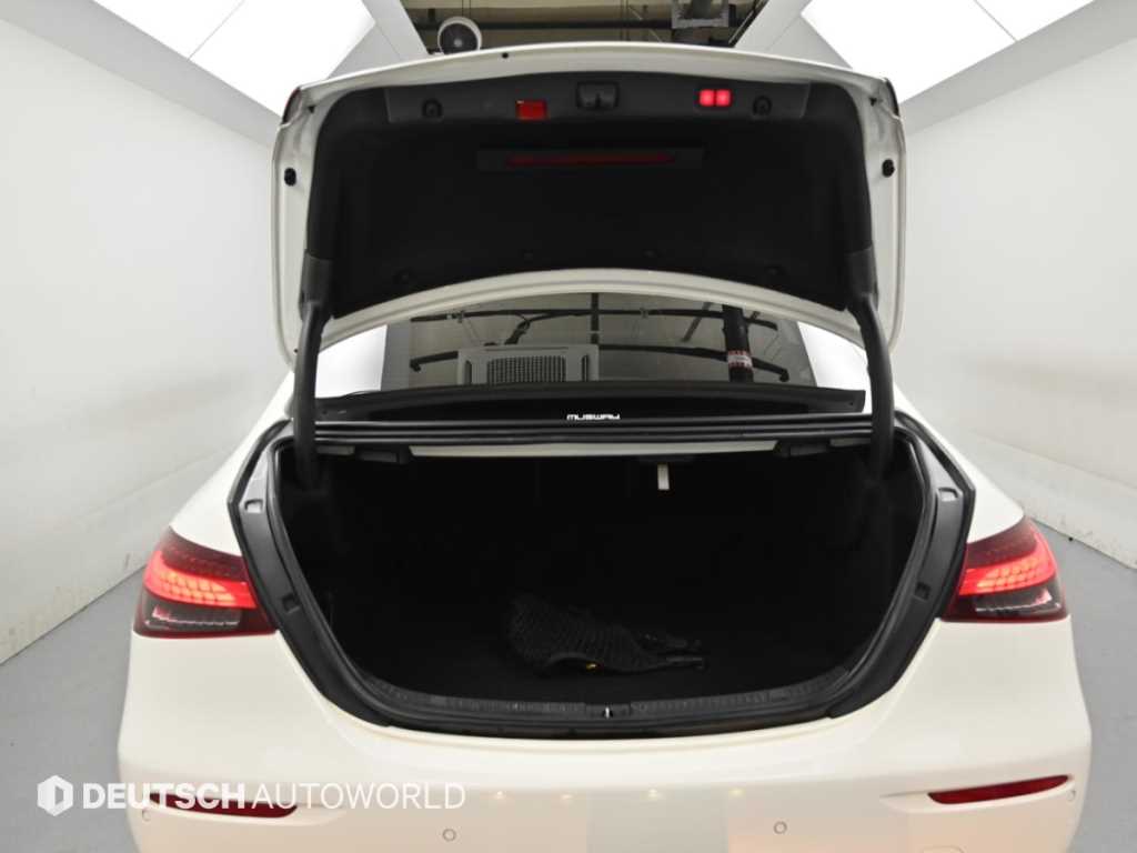 Mercedes-Benz E-Class — photo 19