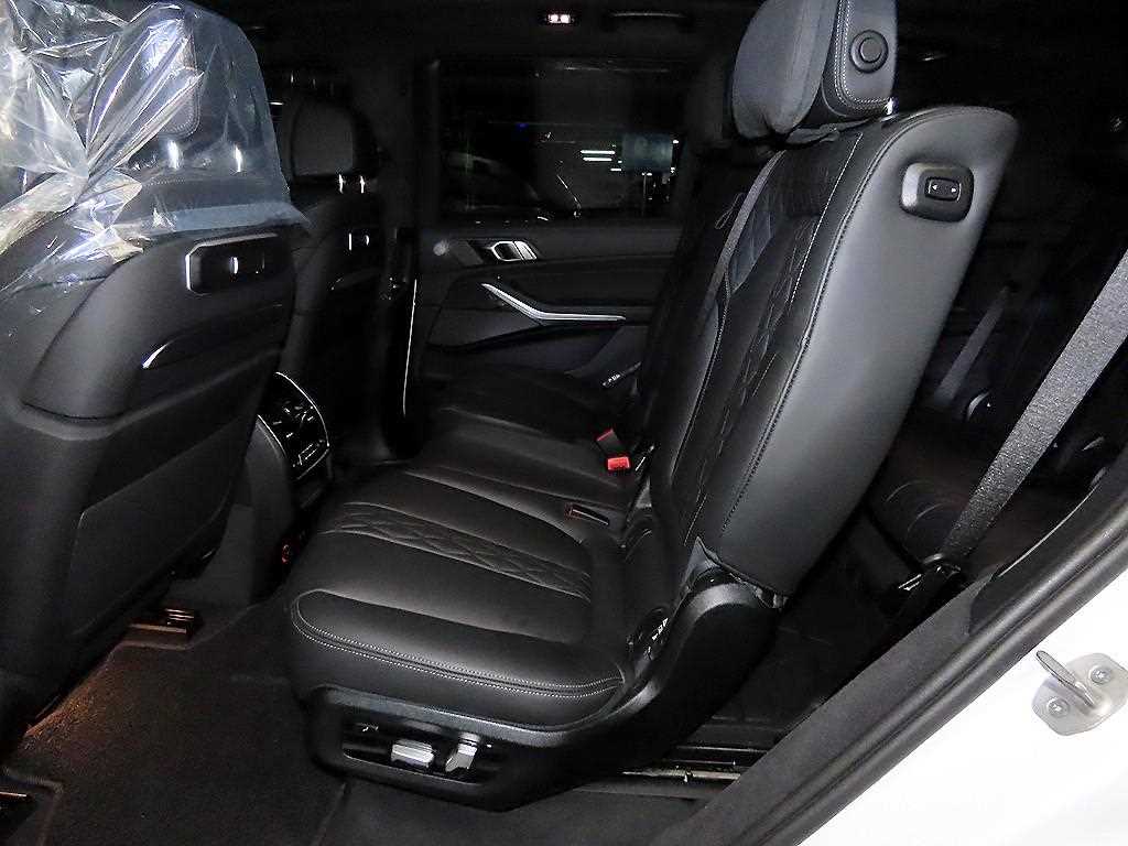 BMW X7 — photo 07