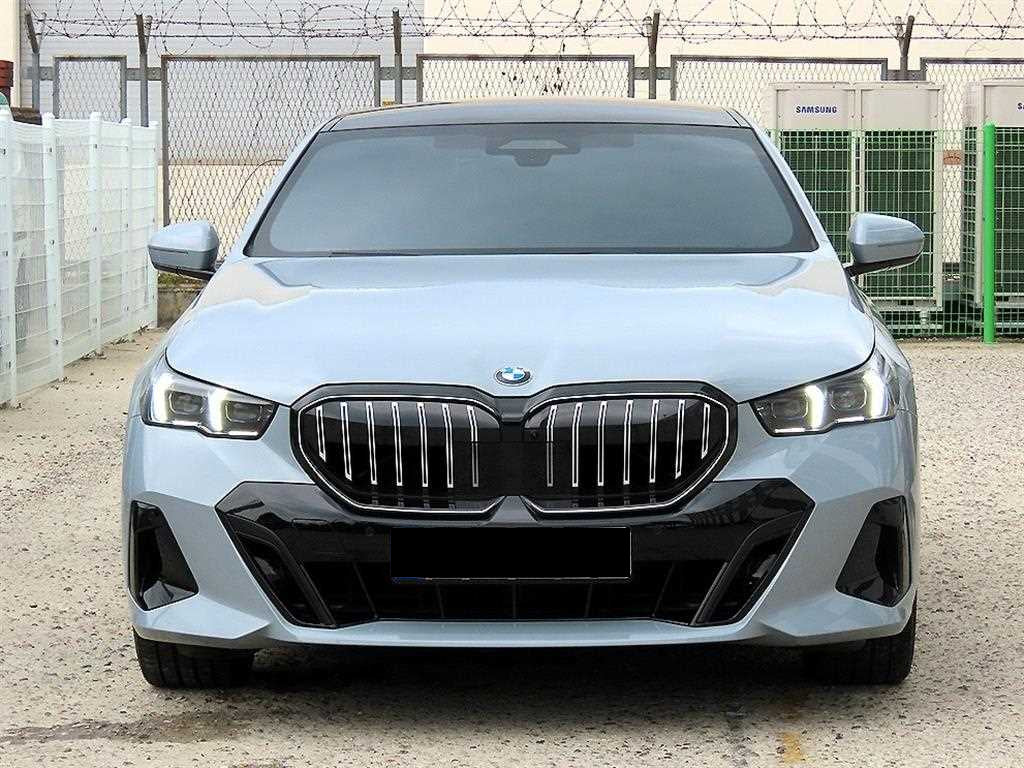 BMW 5-Series — photo 01