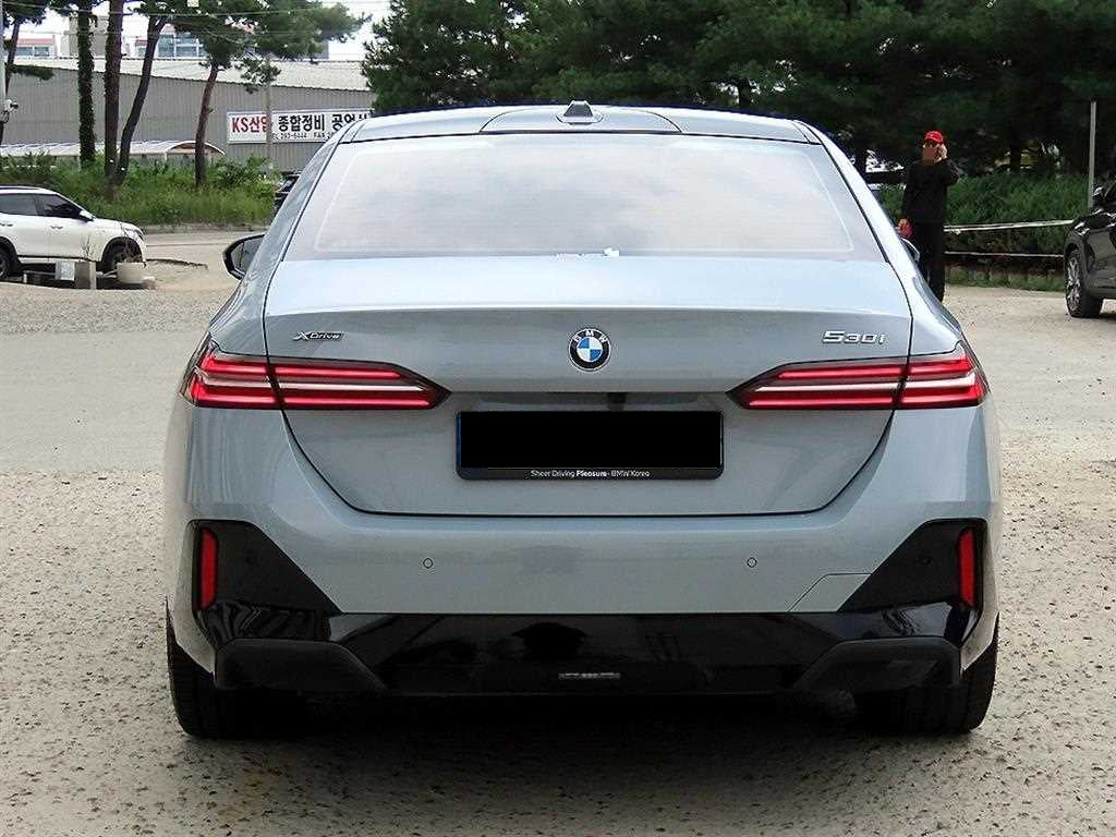 BMW 5-Series — photo 04