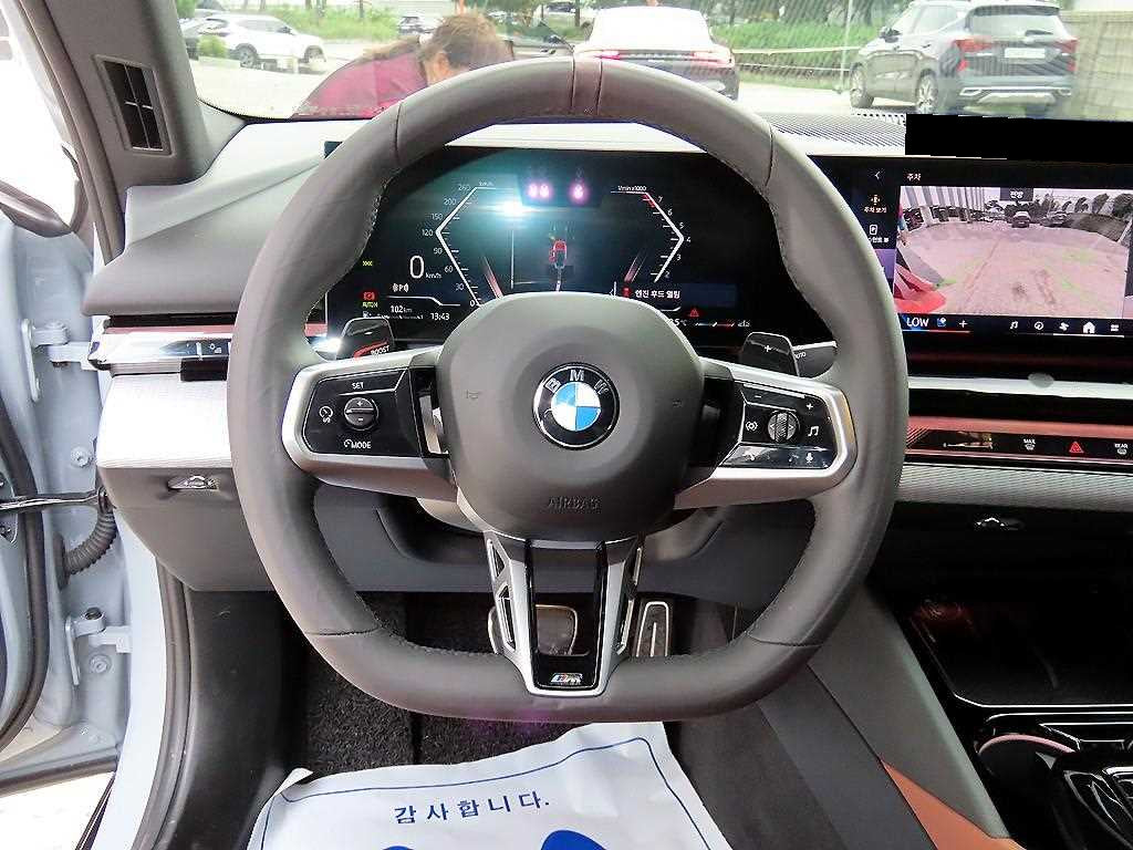 BMW 5-Series — photo 08