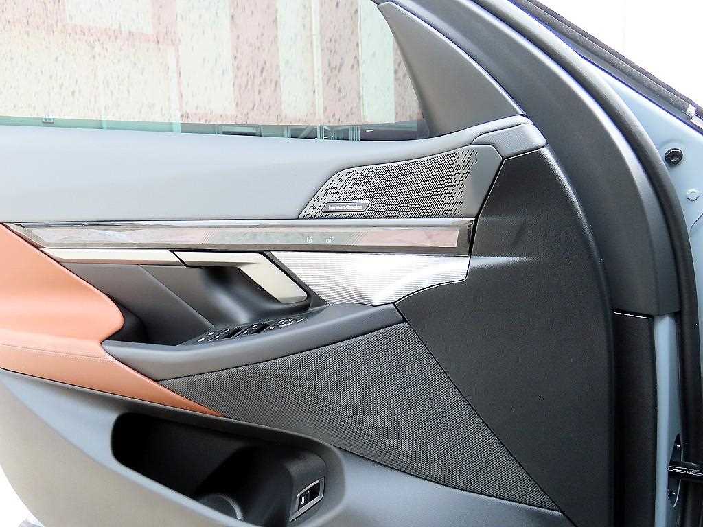 BMW 5-Series — photo 12