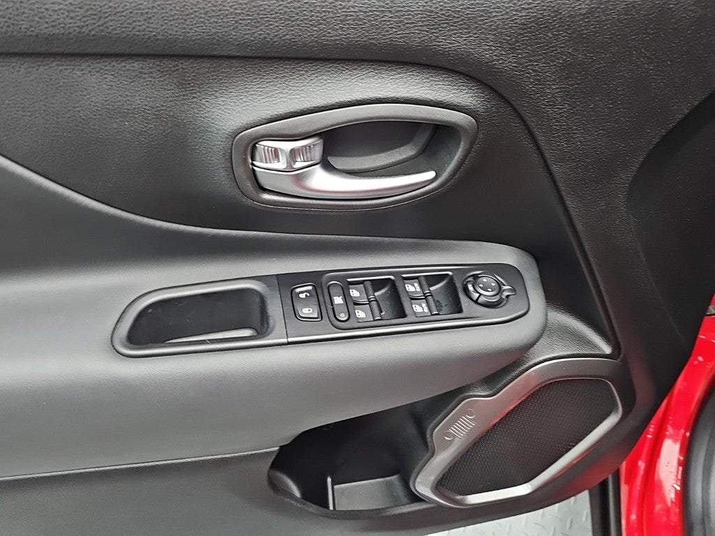 Jeep Renegade — photo 16