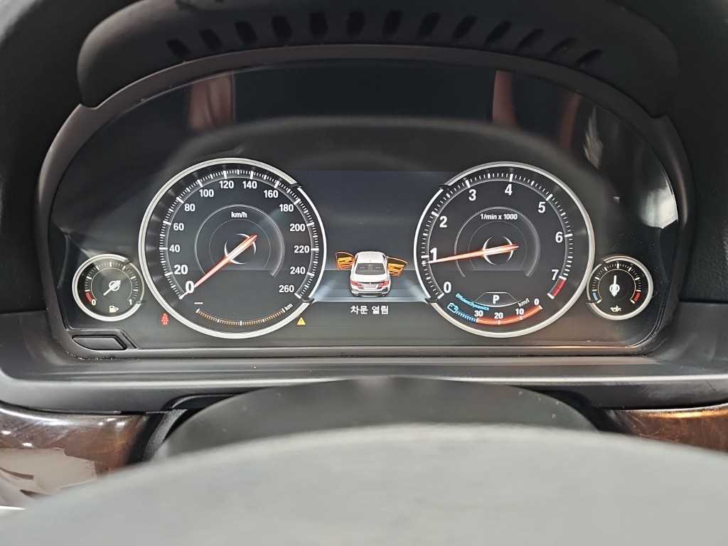 BMW 5-Series — photo 06