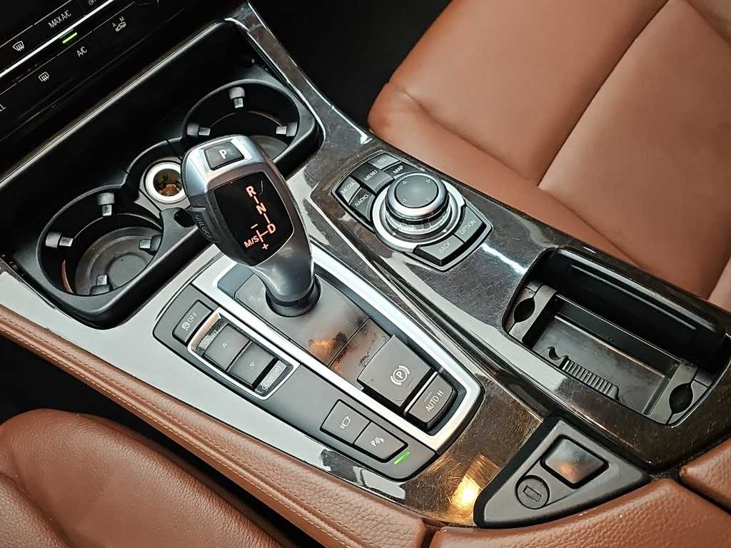 BMW 5-Series — photo 08