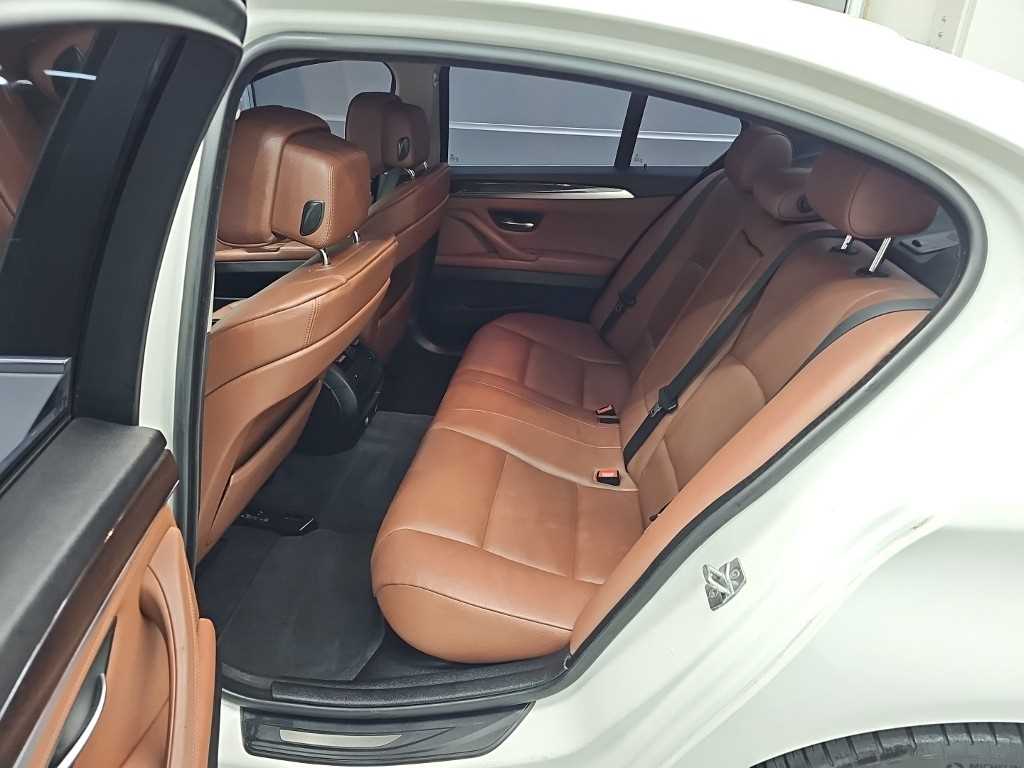 BMW 5-Series — photo 12