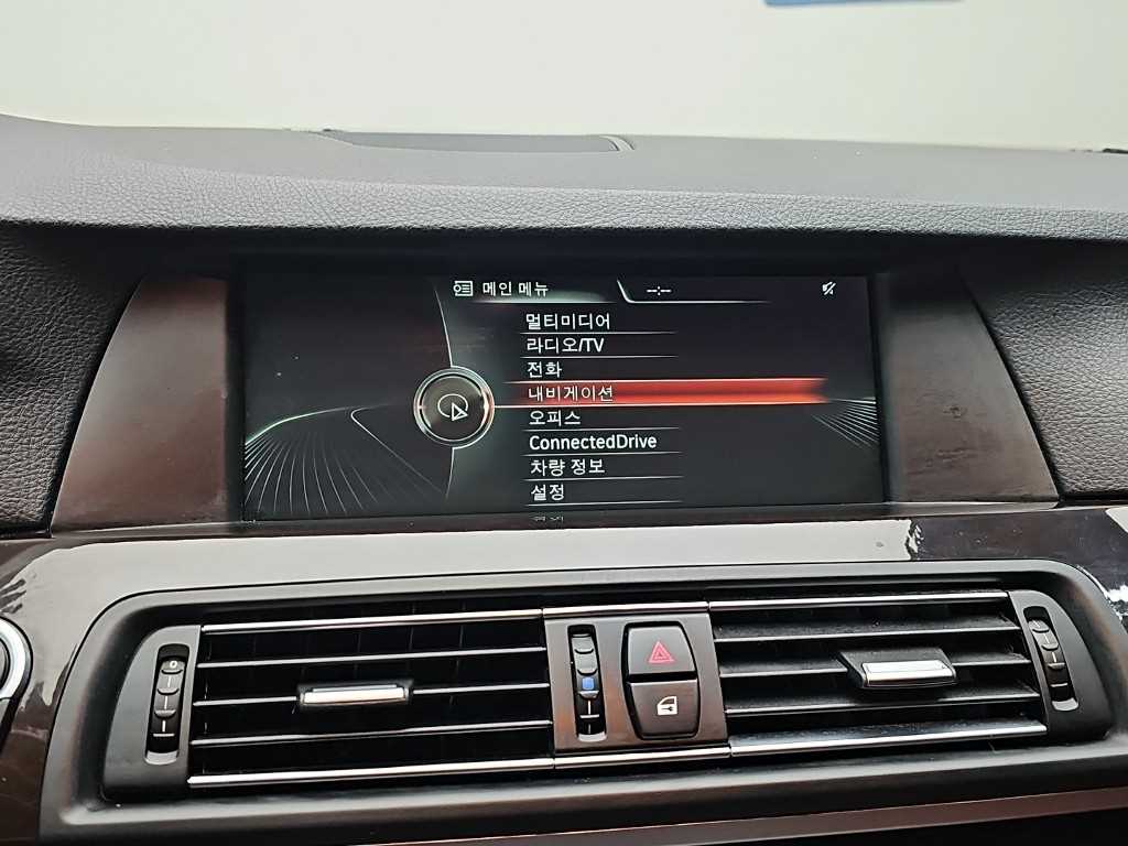 BMW 5-Series — photo 15