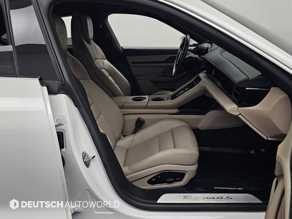 Porsche Taycan — photo 10