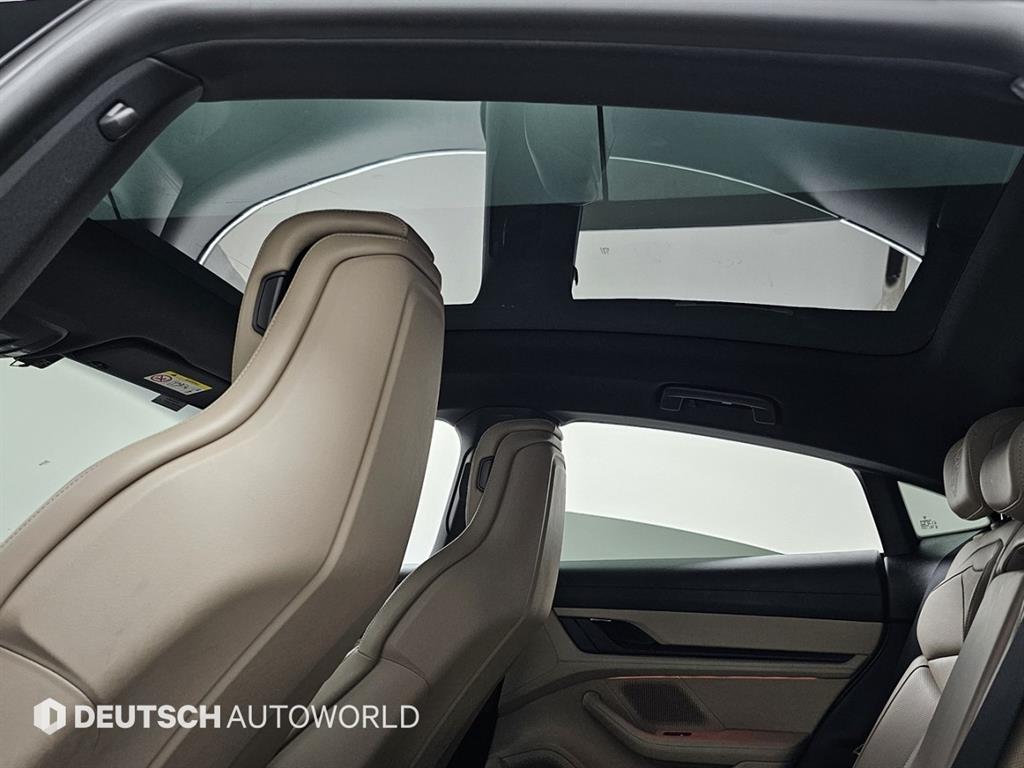Porsche Taycan — photo 18