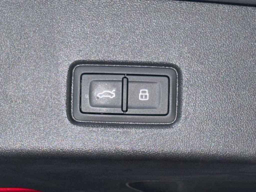 Audi Q4 e-tron — photo 18