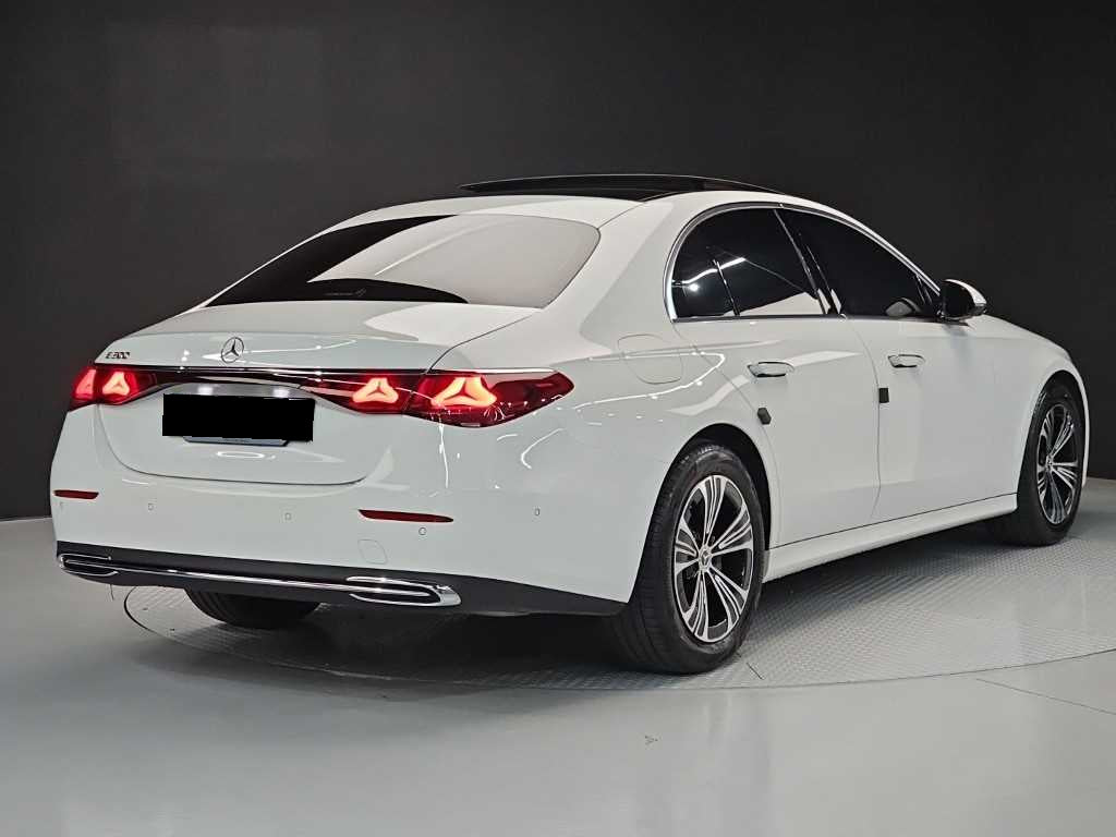 Mercedes-Benz E-Class — photo 04