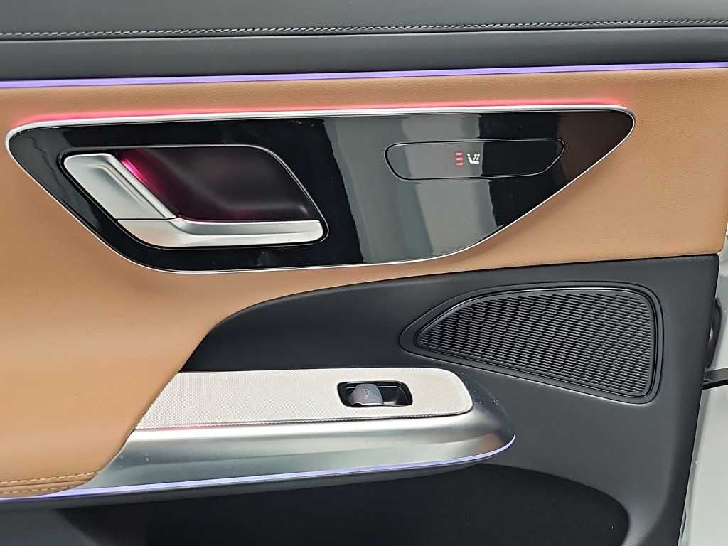 Mercedes-Benz E-Class — photo 13