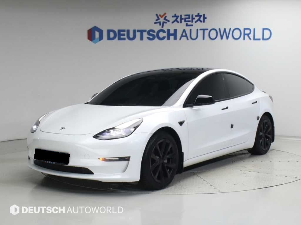 Tesla Model 3 — photo 01