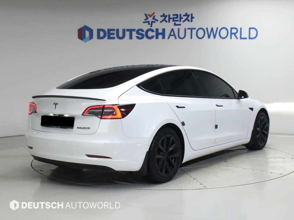 Tesla Model 3 — photo 02