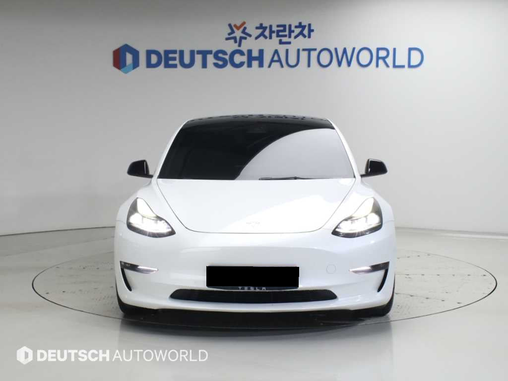 Tesla Model 3 — photo 03