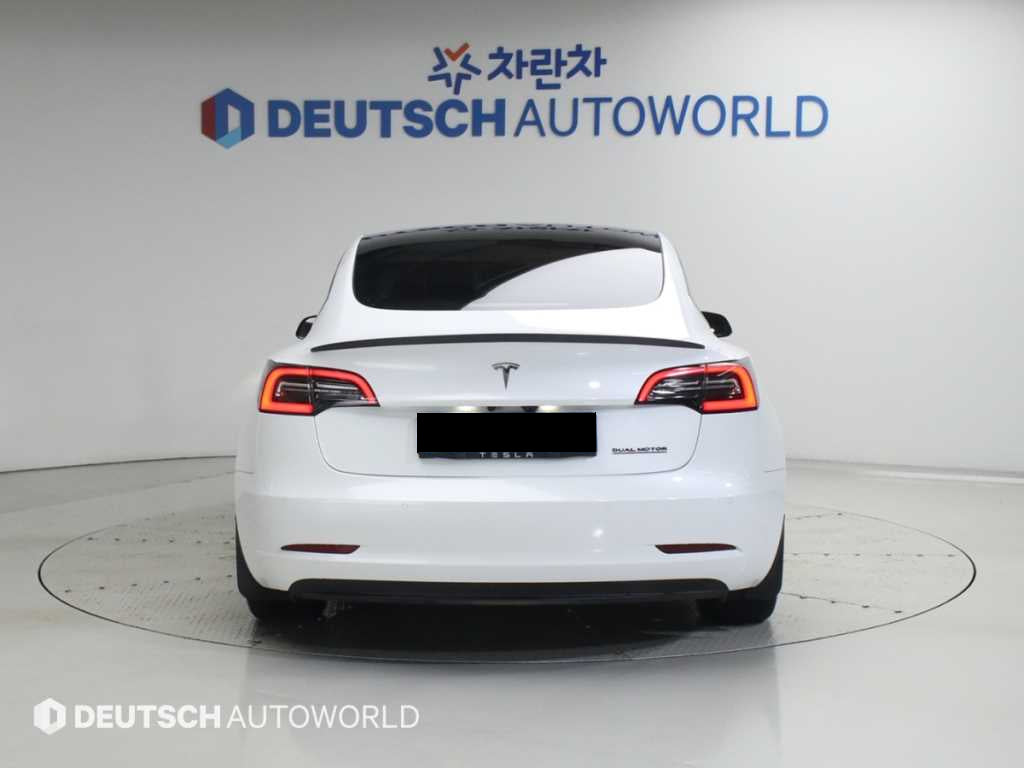 Tesla Model 3 — photo 04