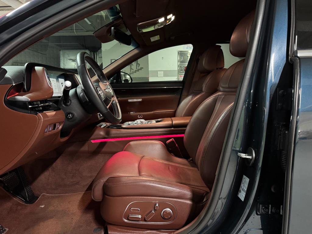 Genesis G90 — photo 01