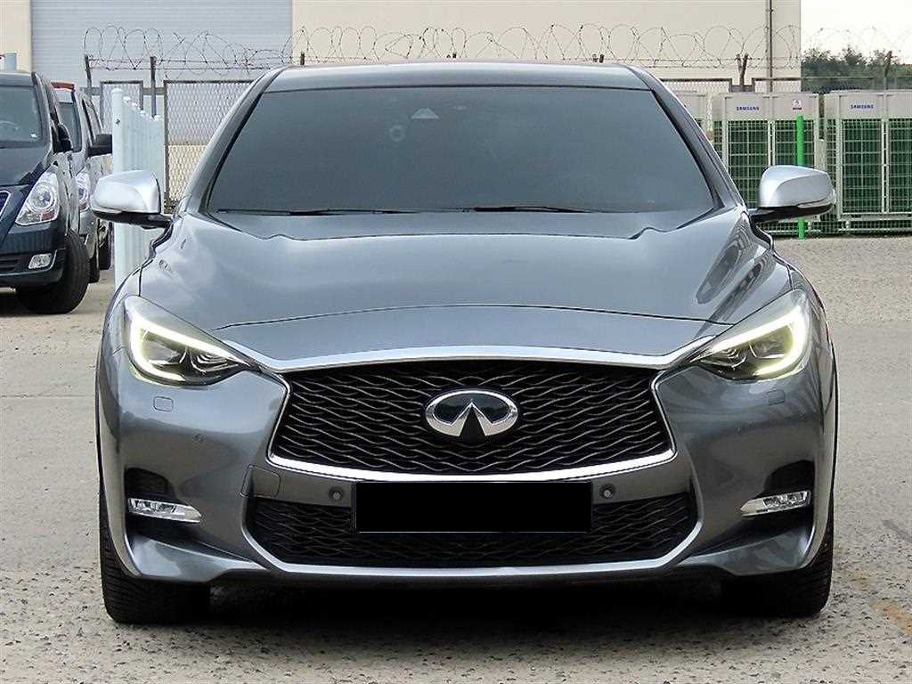 Infiniti Q30 — photo 01