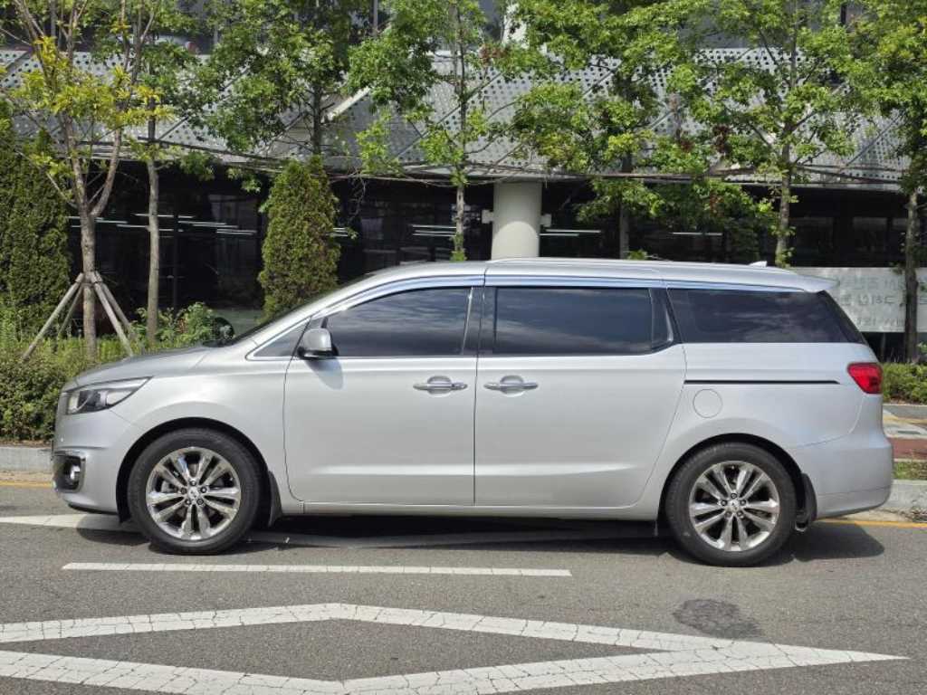 Kia Carnival — photo 01
