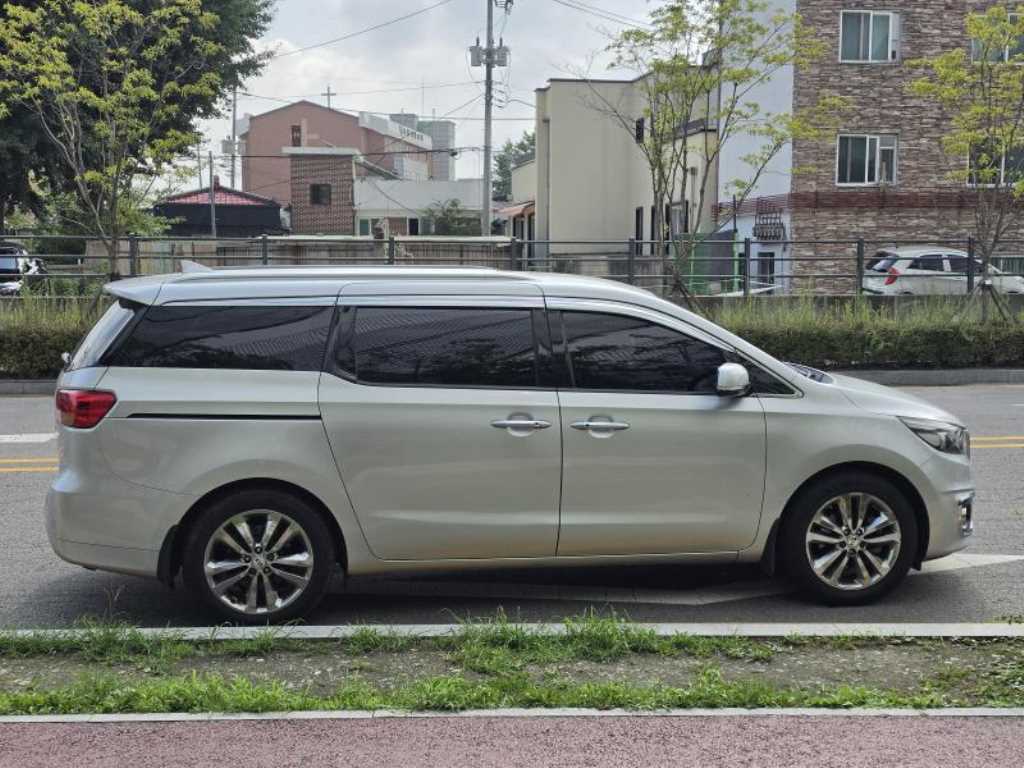 Kia Carnival — photo 04