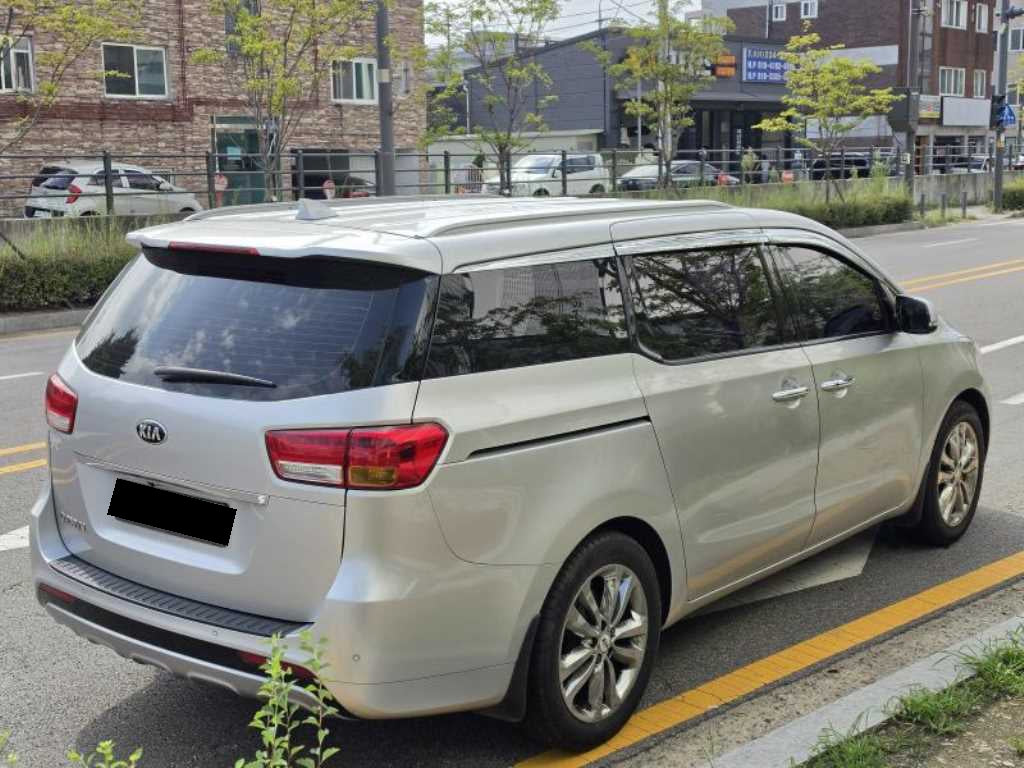 Kia Carnival — photo 05