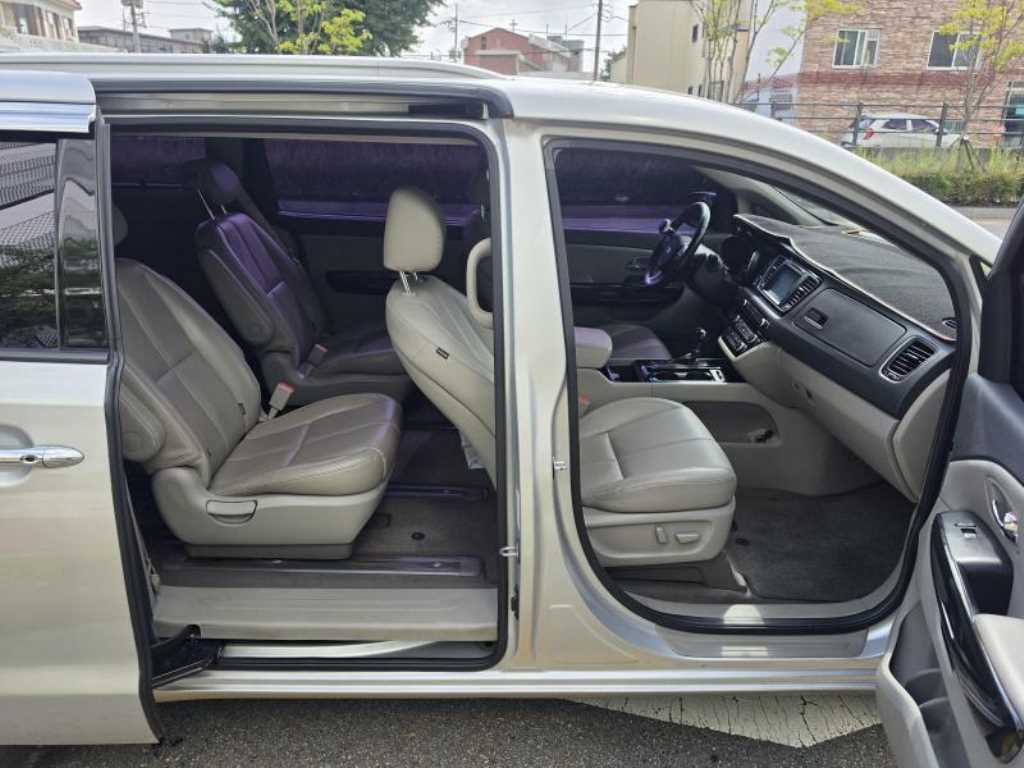 Kia Carnival — photo 10