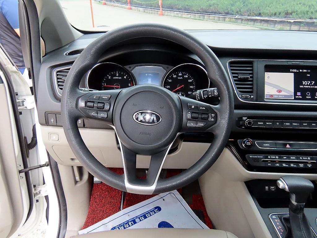 Kia Carnival — photo 09
