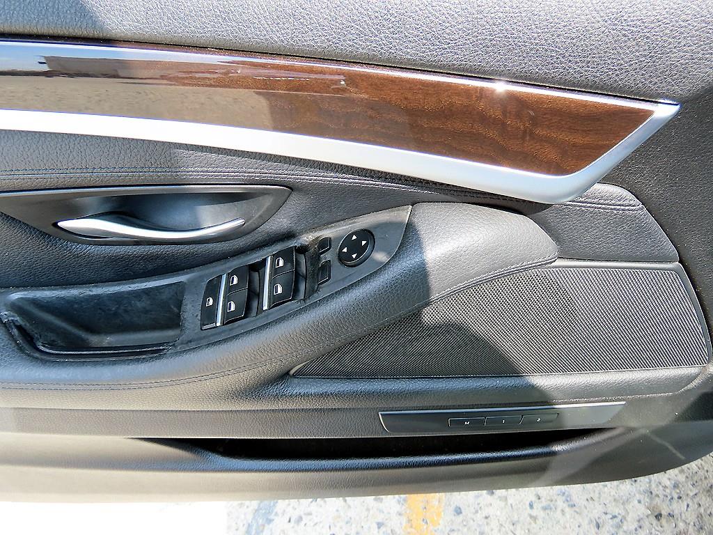 BMW 5-Series — photo 12