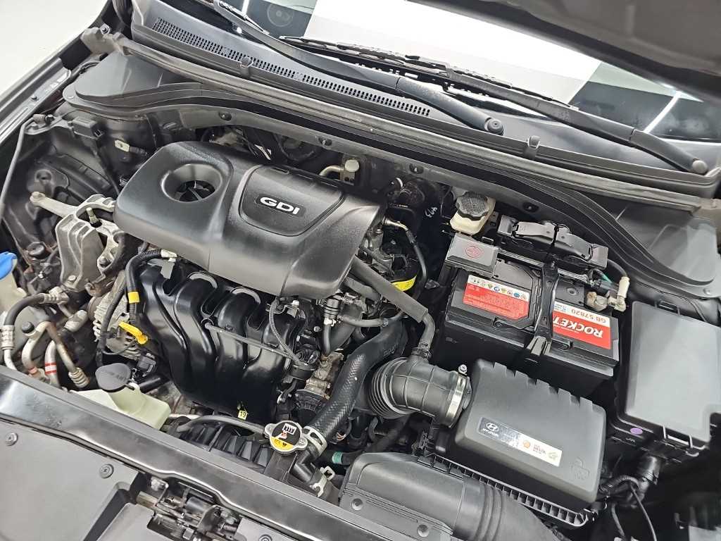 Hyundai Avante — photo 05