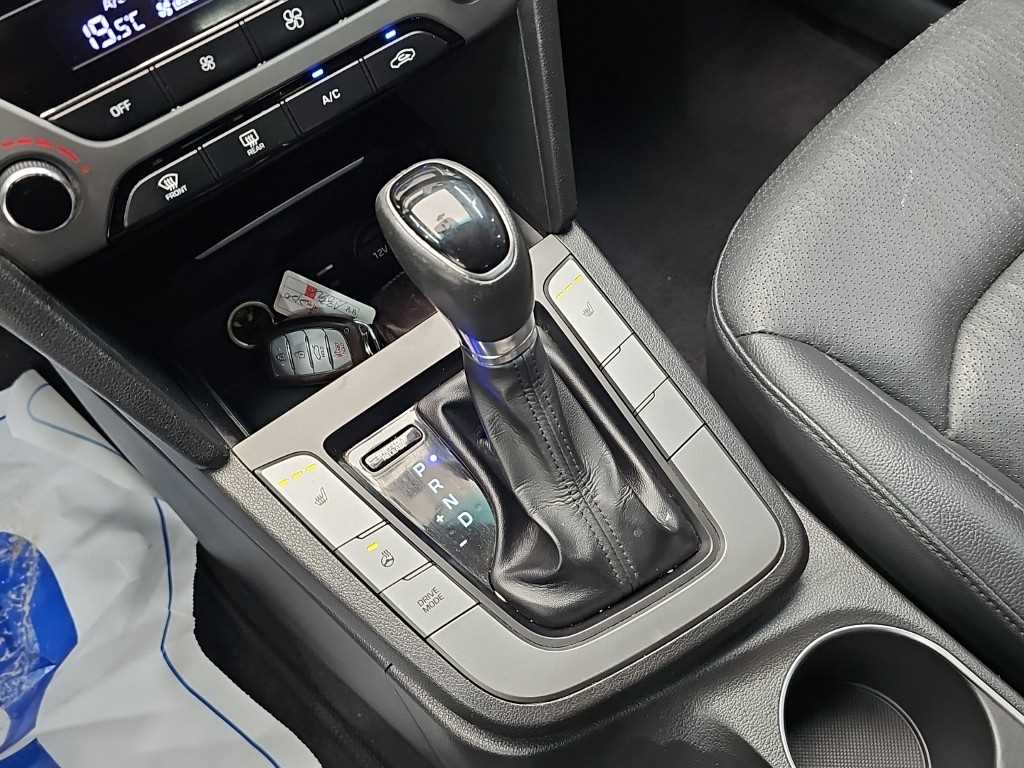 Hyundai Avante — photo 08