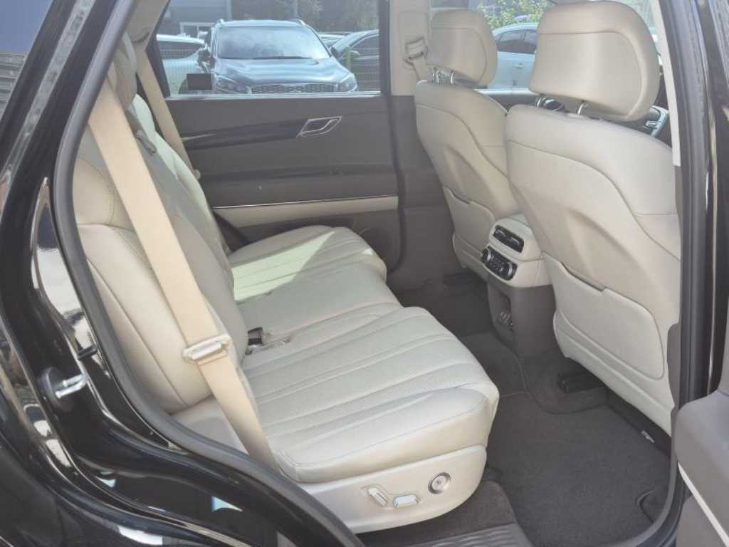 Genesis GV80 — photo 18