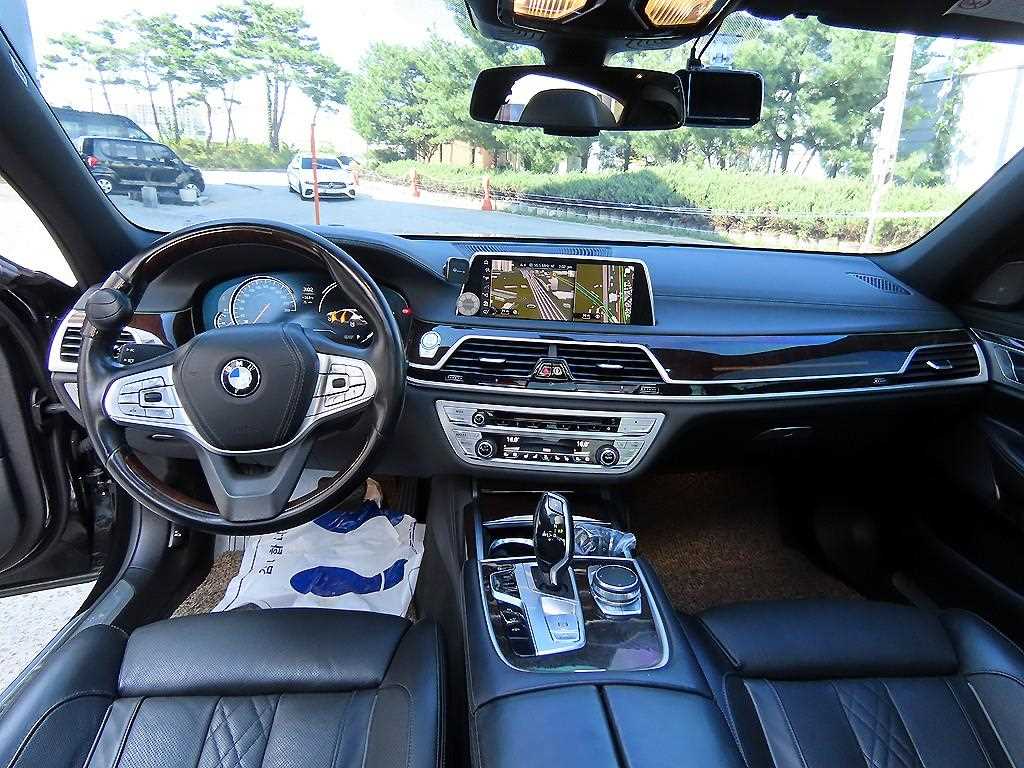 BMW 7-Series — photo 07