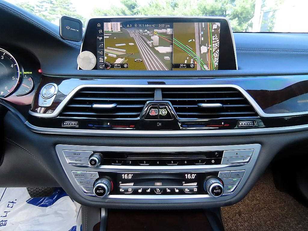 BMW 7-Series — photo 13