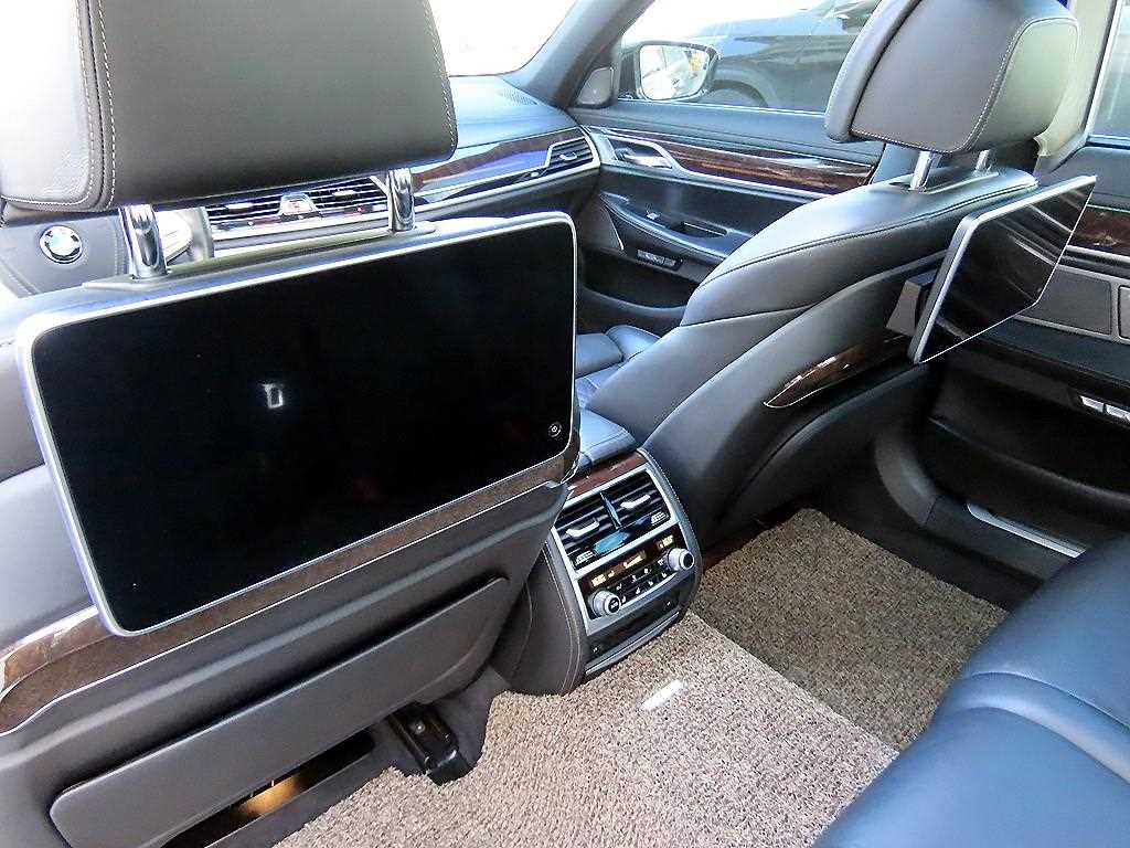 BMW 7-Series — photo 16
