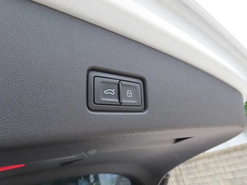 Audi Q4 e-tron — photo 06