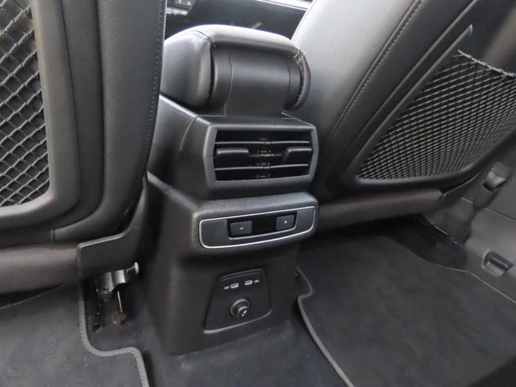 Audi Q4 e-tron — photo 10