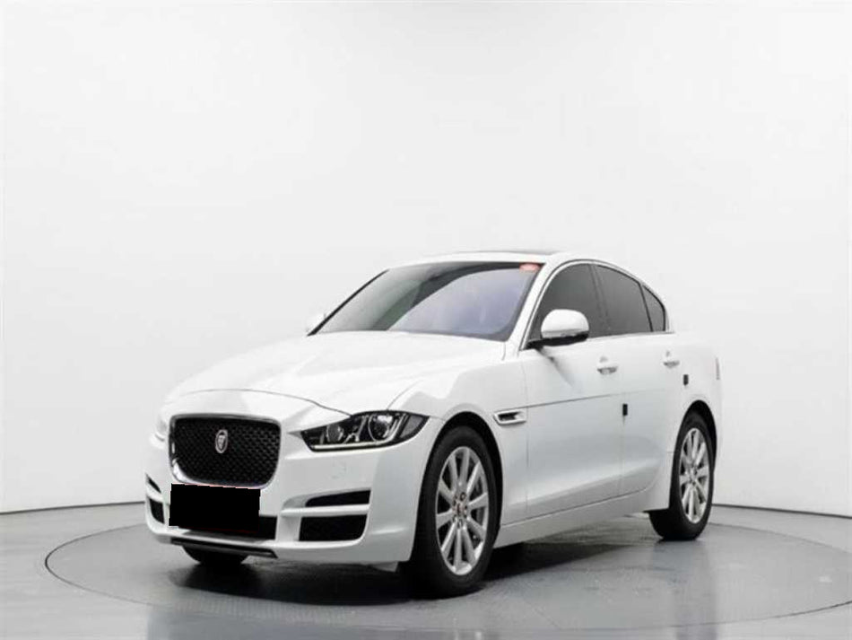Jaguar XE — photo 01