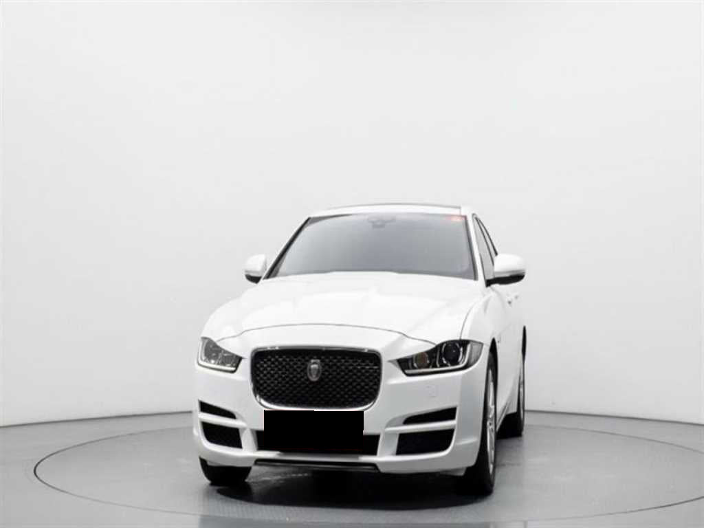 Jaguar XE — photo 03