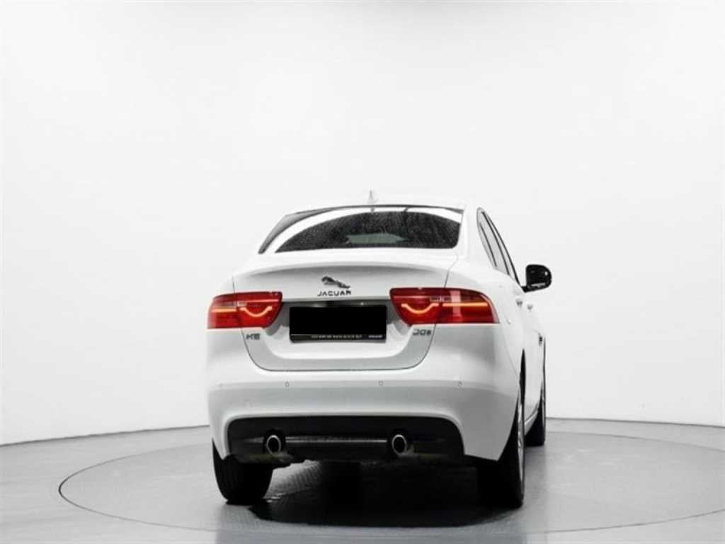 Jaguar XE — photo 04