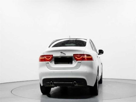 Jaguar XE — photo 04
