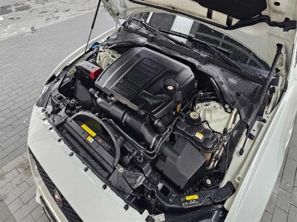 Jaguar XE — photo 06
