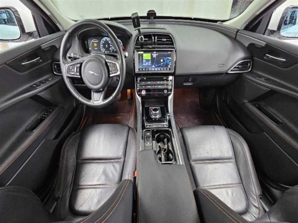 Jaguar XE — photo 07