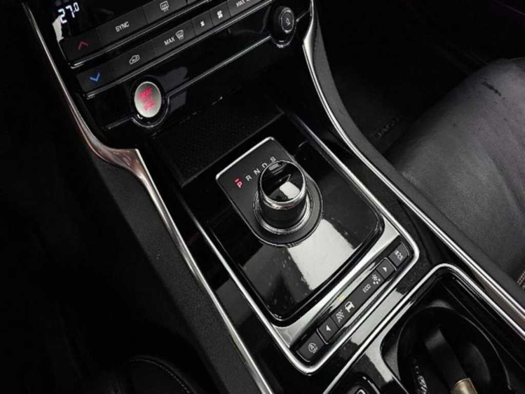 Jaguar XE — photo 09
