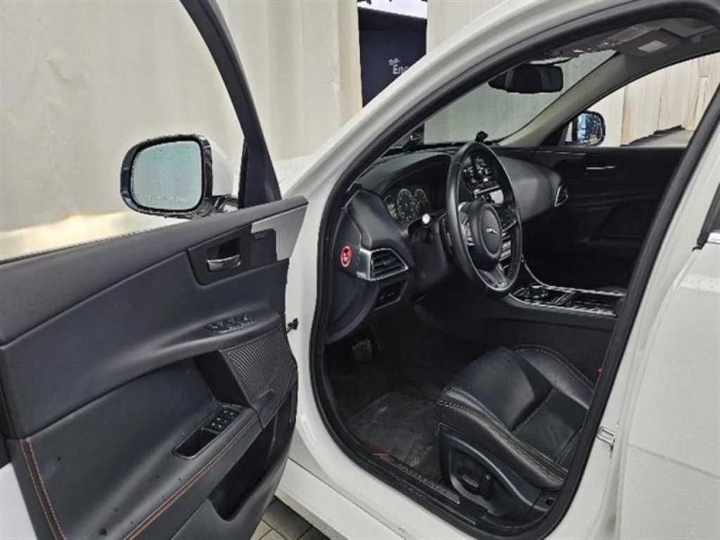 Jaguar XE — photo 10